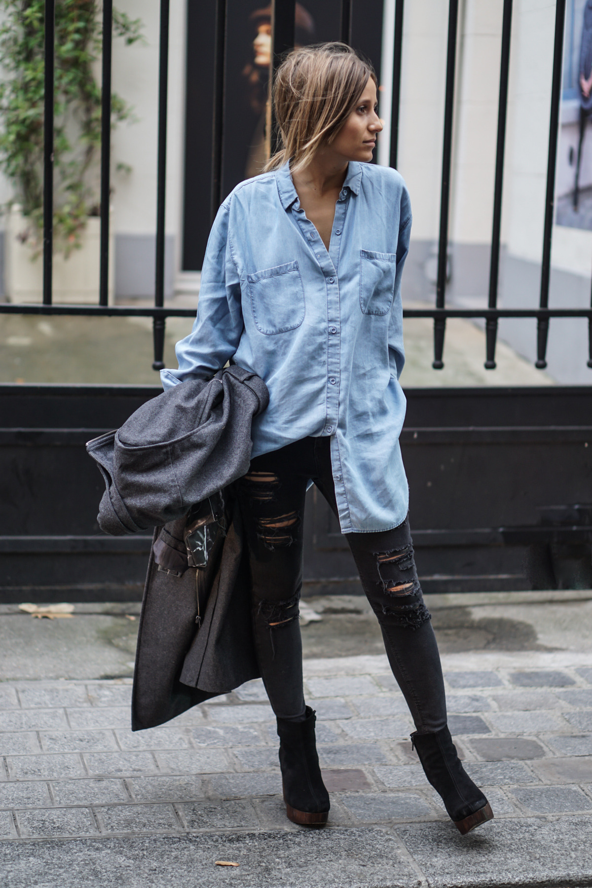 justthedesign:

This classic oversized shirt and jeans look will never go out of style. Wear the trend with heeled boots and a mac to recreate Camille Callen’s fall look. Via Just The Design. 
Coat: 3 Suisses, Shirt: Tommy Hilfiger, Jeans: Mango, Shoes: Topshop. 
