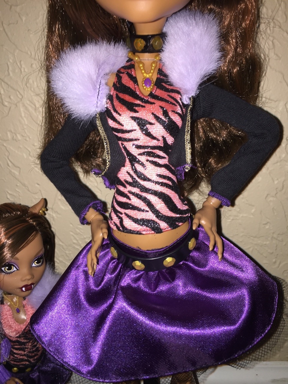 sailorevermonster:

Clawdeen Wolf Frightfully Tall and First Release Clawdeen comparison.