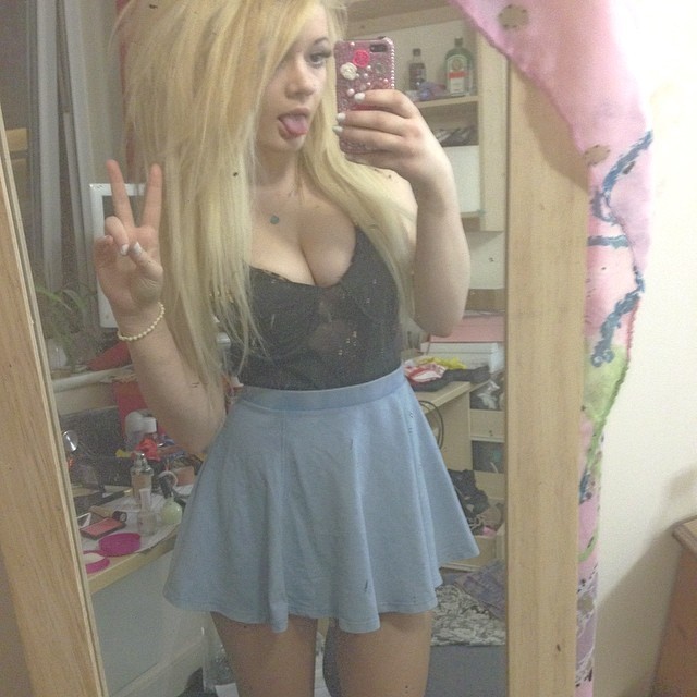 ❄️ #me #selfie #girl #blonde #boobs #skirt #leeds #nightout #lame