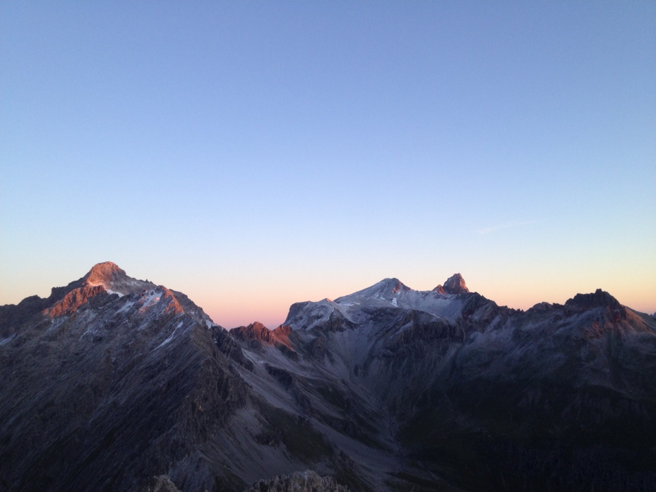 Aufnahme bei Sonnenaufgang von der Samspitze. Links die große Vorderseespitze mit dem Ostgrat. Unter dem Gipfel kann man etwas den Gletscher sehen.