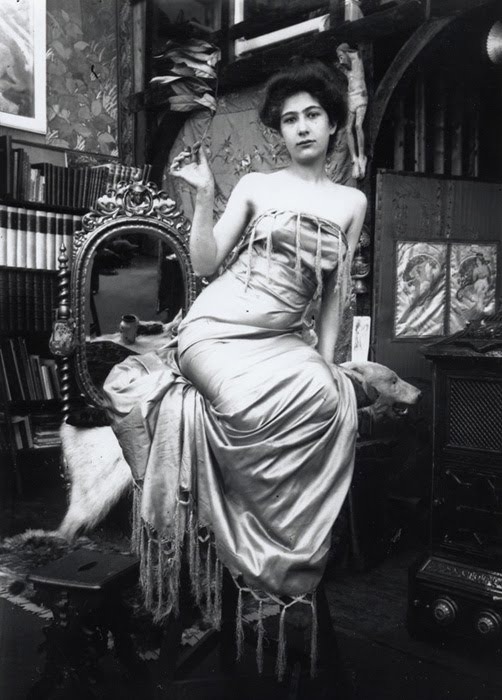 mahtte:

Models posing in Alphonse Mucha’s studio, Rue Du Val de Grâce, Paris.
(Circa 1894)

