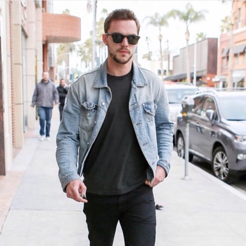 mencelebritystyle:

Nicholas Hoult’s street style is on point👌🏻.