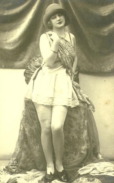 jazzagestyle:

1920s French postcard
