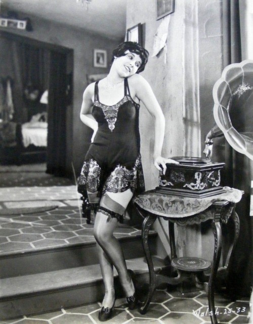 spicyhorror:

Fifi D’Orsay 1920s