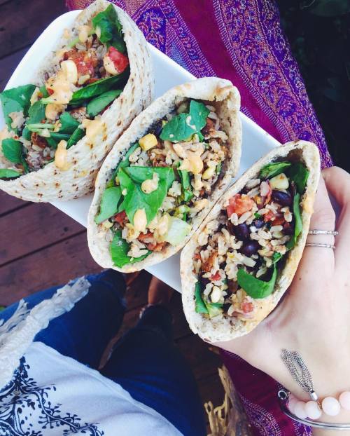 jessitheyogi:
The result of my leftover chipotle bowl〰 brown rice, black beans, sofritas, corn, lettuce + spinach and chipotle sauce, all stuffed in pita pockets. 🙌🏼😍 #vegan #whatveganseat
