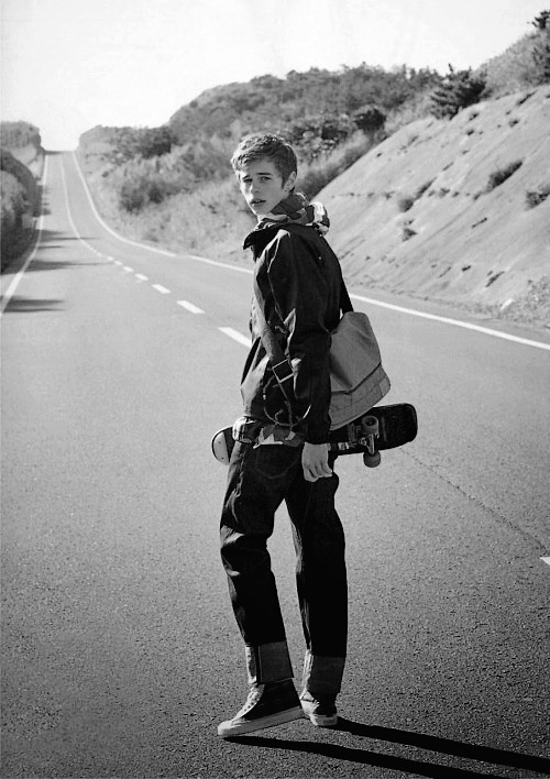 yoshicuteboy: le garçon au skate sur la route /the boy to skate on the road