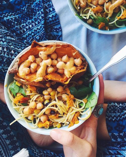 jessitheyogi:

DINNER 🙏🏼 // Pasta + sweet potatoes 😍 my new favorite. (Also obsessed with chickpeas but this isn’t anything new. 🙈) Mixed with greens, baby tomatoes, corn and black beans, topped with chipotle sauce. #vegan
