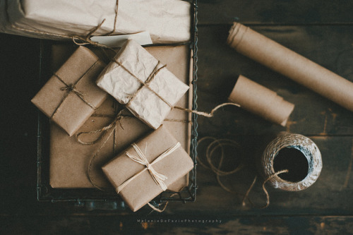 pureblyss:

“Brown paper packages tied up with striiiiing…” (which reminds me. 98 days till Christmas. boom.)
