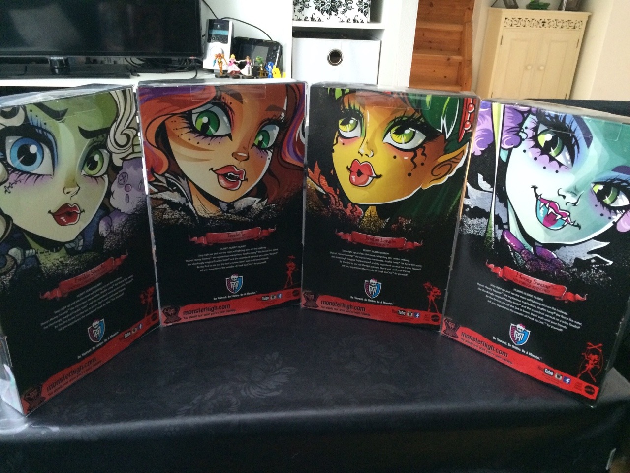 monstergazette:

They are finally here!!!  Gooliope is on her way.  Next up: Twyla, Clawdeen and play set!