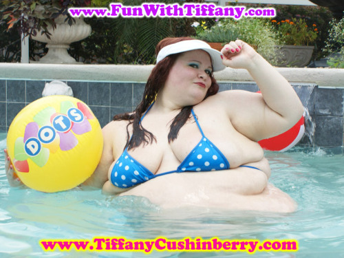 Who’s up for some fun in the pool? My Clip Store: www.FunWithTiffany.comMy Website: www.TiffanyCushinberry.com#bbw #ssbbw #obese #belly #fat #tiffanycushinberry #fatty #feedee #feedist #gainer #bbwtiffany #camgirl #bikini