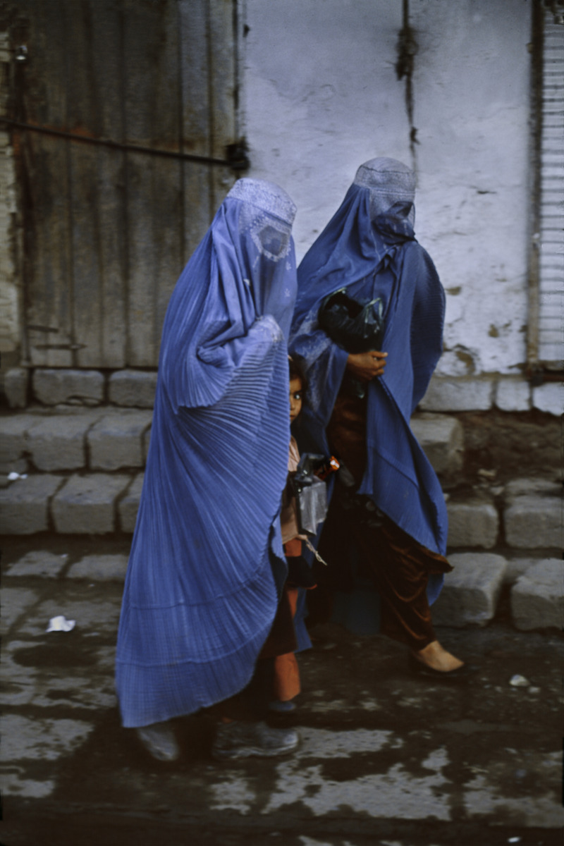 stevemccurrystudios:

Two women and a little girl go to the bazaar in Kabul, Afghanistan.
