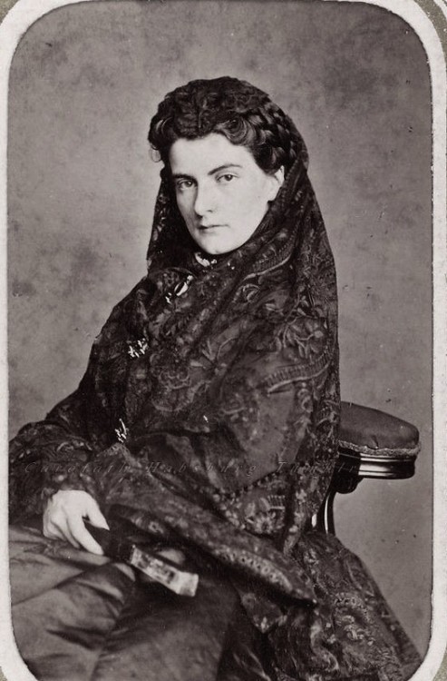 carolathhabsburg:

Maria Sofia, Queen of Naples, neé Duchess in Bavaria. Early 1870s.

Sister of Empress Elisabeth of Austria