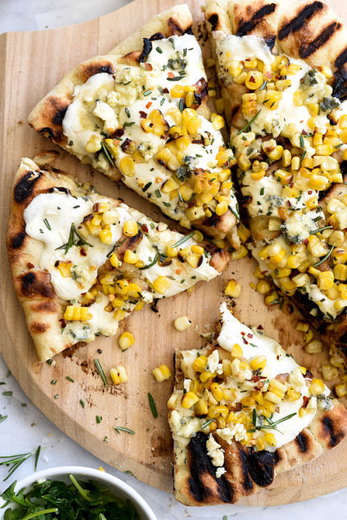 foodffs:

Charred Corn with Rosemary Grilled Pizza and Crushing On Naturally EllaReally nice recipes. Every hour.Show me what you cooked!