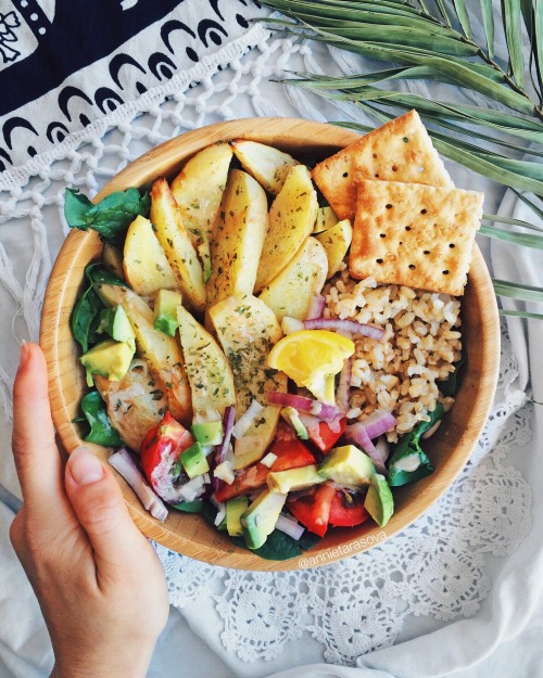 annietarasova:

Lunch after 8km morning walk - brown rice, baked potato wedges, salad drizzled with tahini 🌿 #vegan
I feel like I’ve gone a little MIA… But I am back and tonight expect a long post of my thoughts and opinion on paid posts/collaborations, Essena’s choice to quit social media and my personal experience with it 😊 

IG @annietarasova
