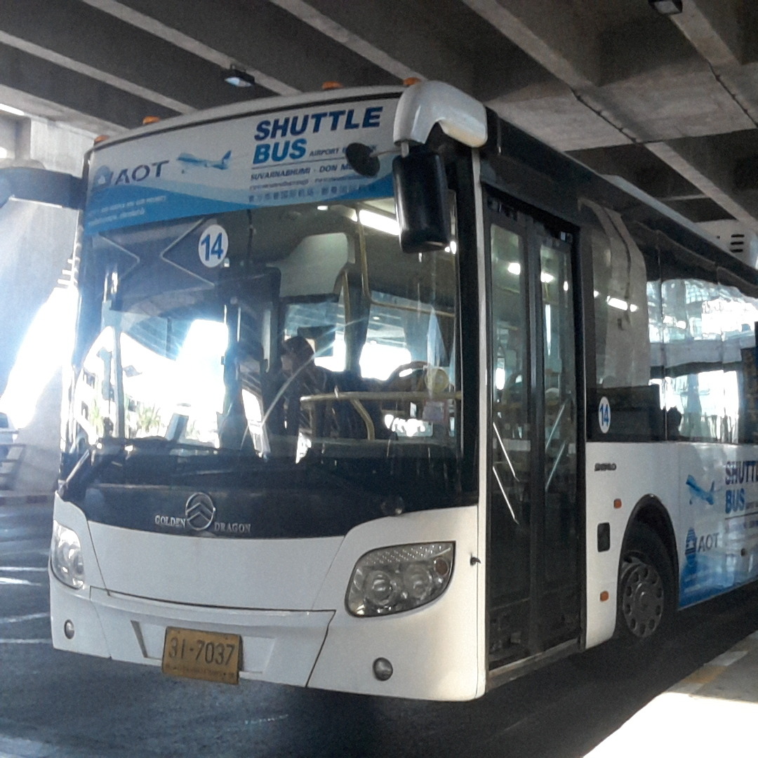 スワンナプーム空港 - ドンムアン空港連絡無料バス乗車。さてどれくらいで着くかな