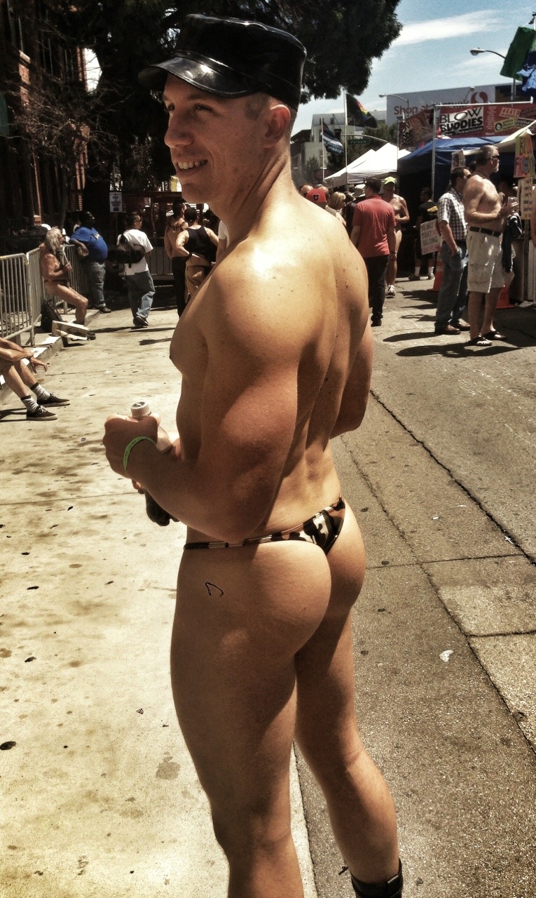 spandexbud:

Sun’s out, thong’s out. Dore Alley, San Francisco 2014
