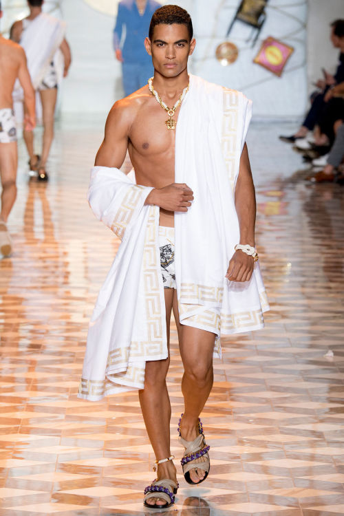derriuspierre:</p>
<p>Versace Spring/Summer 2015 Collection<br />
