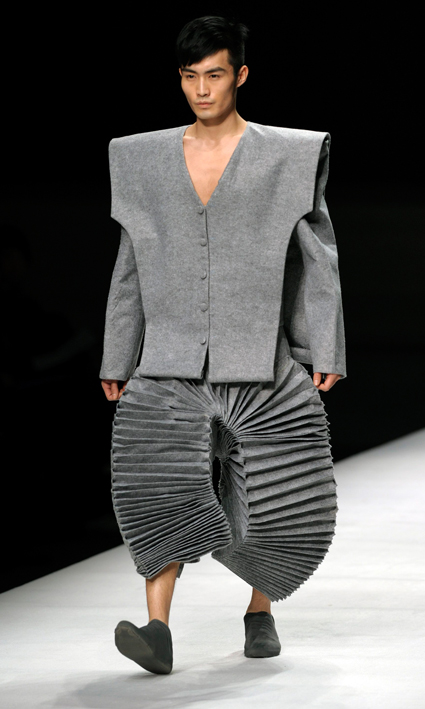 bonerfart:

xefyre:

*wears this*

*trips over and makes accordion noises*
