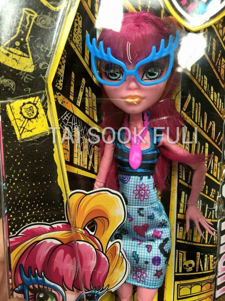 Monster High Geek Shriek Gigi Grant.Love the colours used for her make up, it’s just a shame her hair is so short. I can’t wait to see who the third is to join this wave of Geek Shriek! (Catty?)