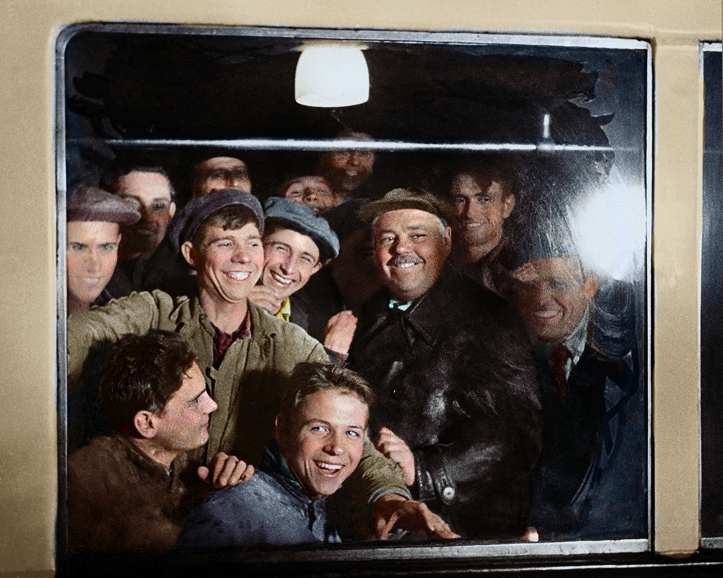 Первые пассажиры московского метро. 1935 год.klimbims:	The first passengers of the Moscow metro, 1935