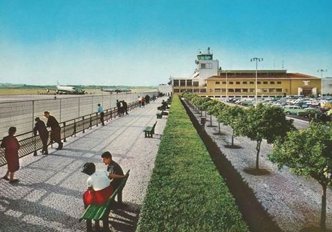 camaramunicipaldelisboa:


Aeroporto de Lisboa nos anos 60
Era uma das actividades favoritas dos lisboetas nos meados do século XX: ir ver aterrar os aviões.
