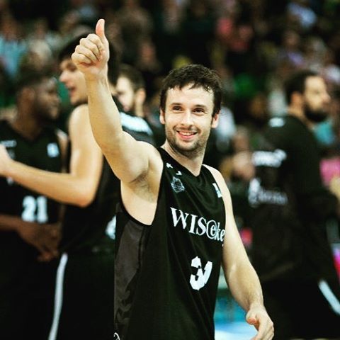 Mi querido Raül se retira al finalizar la temporada. Tercer español en jugar en la nba y que si no hubiera sido por sus maltrechas rodillas no sabemos hasta dónde hubiera llegado. La noticia me entristece, aún así ha sido un placer ver jugar al mago de Vic. #YoViJugarARaülLópez #RaülLópez #baloncesto #basket #gracias #mago @bilbaobasketoficial @acbcom @kiaenzonabasket 🏀🏀 (en Zaragoza, Spain)
