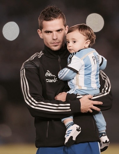 Foto von Fernando Gago  & sein  Sohn  Mateo Gago