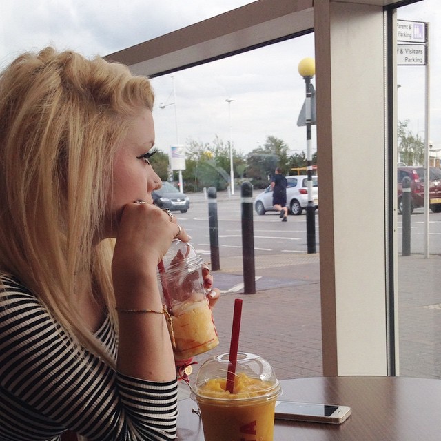 morkot:

Costa with my beautiful girlfriend. #em #costa #girl #blonde #cute #pretty #drinks

it&rsquo;s me ^_^ I like this photo ^_^