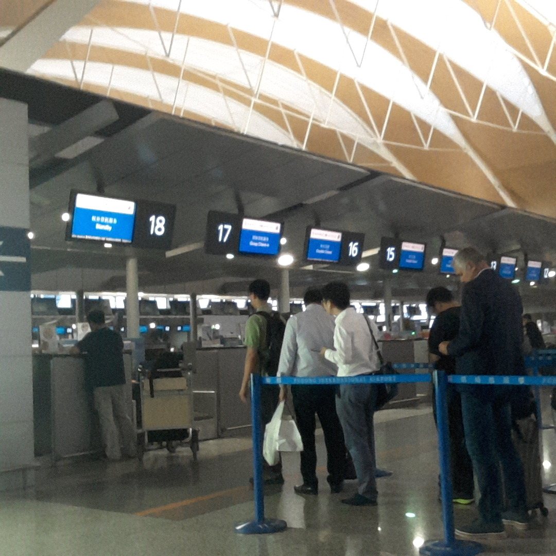 上海浦東国際空港、スタンドバイの行列15人待ち中。30分以上かかるなあ