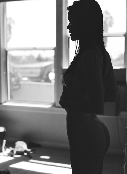 creativerehab:Kayla in shadow.Lo-res 120 film scan. - Daily Ladies