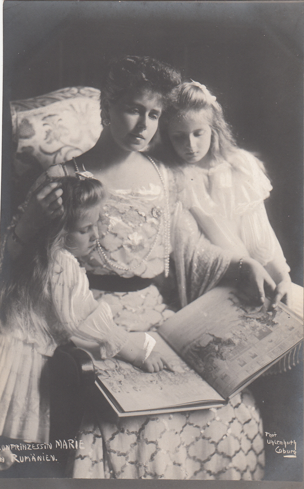 royaland:

shewhoworshipscarlin:

Queen Marie of Romania with Daughters Elisabetha and Mignon, 1905.

Elisabetha later queen consort of Greece and Mignon later queen of Yougoslavia

