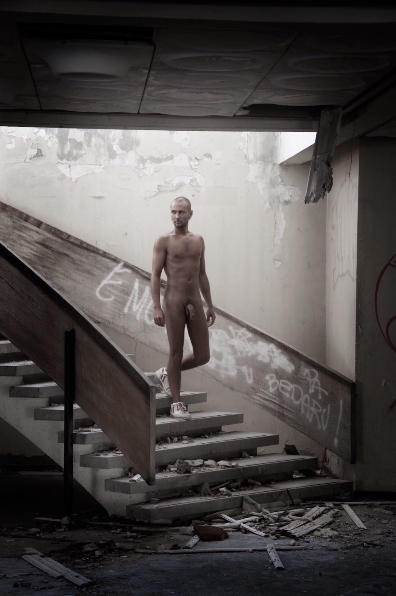 mundomen:

Another great nude male shot in an abandoned building. I want to do shoots like this!!