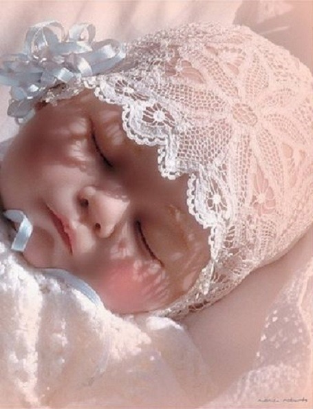 loriedarlin:

Found on vintageshabbypink.tumblr.com Source: on flickr.com  Life-like Doll- Reborn in antique bonnet