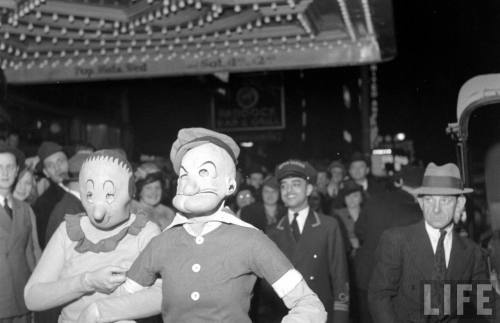 electronicsquid:

Popeye and Olive Oyl at a newspaper convention
(David E. Scherman. 1939)
