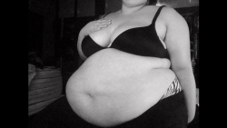 fatpiggyprincess:

help me grow this belly.
