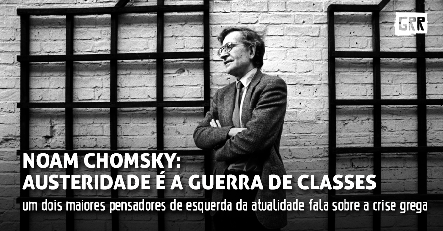Noam Chomsky: austeridade é a guerra de classesPor Amy Goodman | Democracy Now!Um dos maiores pensadores da atualidade, Noam Chomsky, comentou sobre a crise grega meses atrás, em março. Para ele, enfrentar a austeridade na Europa é o primeiro passo para a guerra de classes voltar a explodir no velho continente. [[MORE]]Sobre o crescimento de organizações políticas como Podemos (Espanha) e Syriza na Grécia:Noam: É muito significativo. Mas observe a reação. A reação ao Syriza foi extremamente selvagem. Até então eles não haviam feito tanto progresso nas negociações, mas mesmo assim os alemães foram extremamente duros com eles.Ao lidar com os capitalistas da UE, o Syriza se viu forçado a recuar de quase todas as suas propostas eleitorais. O que está acontecendo com a austeridade é realmente uma guerra de classes. Como um programa econômico, a austeridade sob recessão não faz sentido. Ela só piora a situação. Assim, a dívida grega em relação ao PIB, na verdade subiu durante o período em que foram feitas políticas públicas para supostamente superar a dívida. No caso da Espanha, a dívida não era pública, e sim privada. Era as ações dos bancos. Estamos falando dos bancos alemães. Lembre-se: quando um banco faz algo perigoso, um empréstimo arriscado, alguém está fazendo isso de propósito. E as políticas que são projetadas pela Troika, você sabe, são basicamente pagar os bancos, os autores, bem como aqui. Noam Chomsky em 2010, nas lentes de Jean Baptiste, em ParisA população está sofrendo. Mas uma das coisas que está acontecendo é que as políticas social-democratas, de bem-estar social, estão morrendo. Isso é guerra de classes. Não é uma política econômica que faz algum sentido pautar em plena grave recessão. Mas ainda existe uma reação a Grécia, Espanha e Irlanda, também crescendo na França. Mas é uma situação muito perigosa, poderia levar a uma resposta da direita, falo da extrema-direita. Por exemplo: a alternativa dos gregos ao Syriza é o Amanhecer Dourado, partido neo-nazista.Assista e entrevista completa, exibida pelo programa Democracy Now! em março deste ano:» Amy Goodman é Co-fundadora da rádio Democracy Now, jornalista norte-americana e escritora