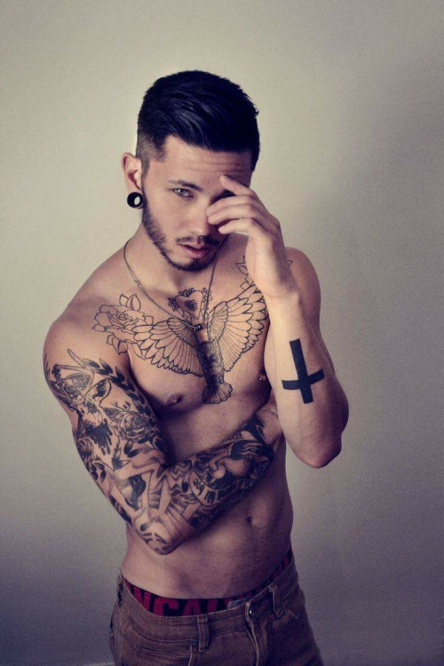 incognitomen: tattooedhunks: Meet and fuck hot local guys: http://bit.ly/1iuOABz Fuck me that’s HOT! More at men incognito! 