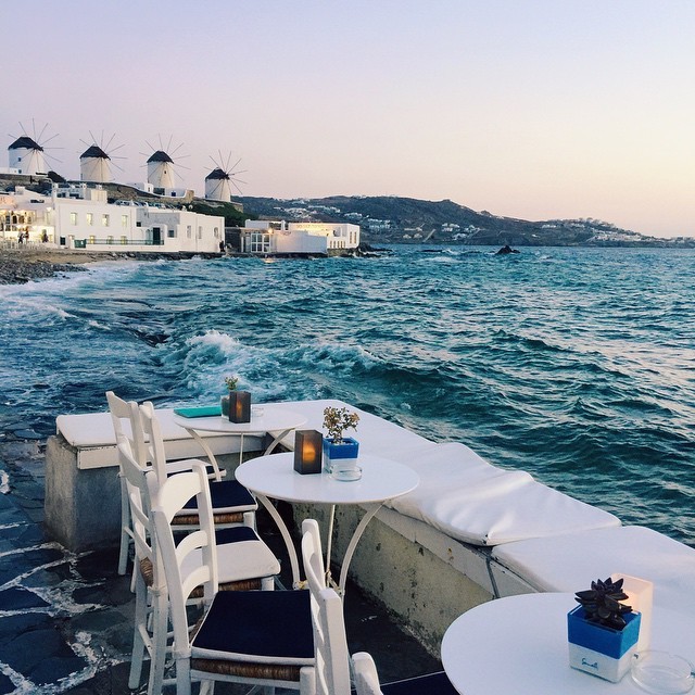 Dinner by the sea 🌊 #Mykonos #Greece #gmgtravels #sobeautiful #italmostlooksunreal by @juliahengel