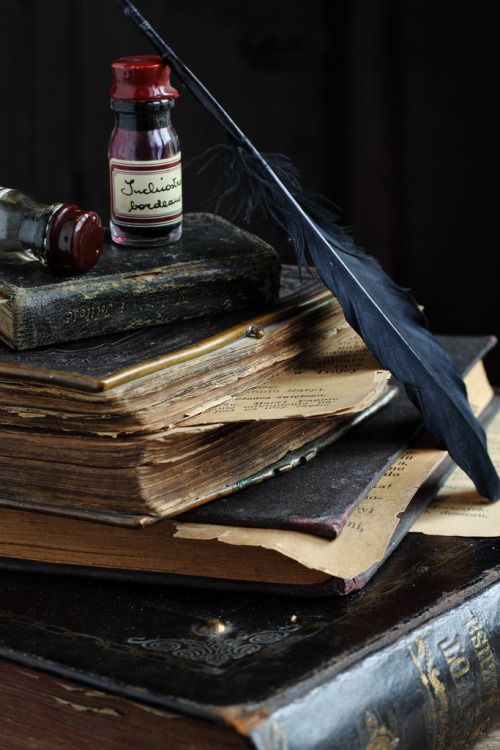 cccartwheelsinyourhonour:

Feather and Quill + Antique Books