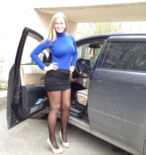 girlwithanawesomelegs:

Getting out of her car (x/post...