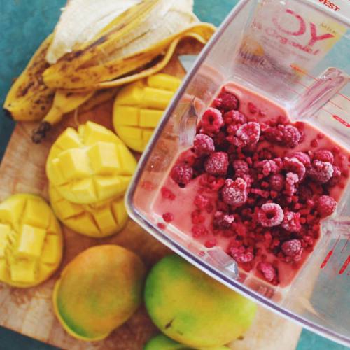 -tea-addict-:

taneekaannice:

Mango, banana and raspberry smoothie with soy milk🏝🌈🏖mangos help boost vitamin A, potassium, and calcium levels as well as  vitamin C which aids the absorption of iron, necessary for transporting oxygen from the lungs to cells all around the body💦🍌


on a vegan mission