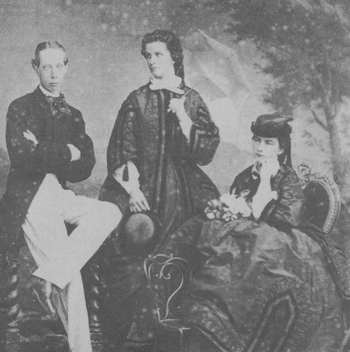 worldofhabsburgs:

Archduke Ludwig-Viktor, Mathilde Countess of Trani and Marie of the Two Sicilies.

Sissi&rsquo;s sisters with Franz-Josef&rsquo;s brother