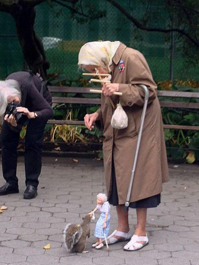 mrozna:

milkscab:

haus-of-ill-repute:

Squirrel being fed by a marionette of an old lady being controlled by an old lady. My life is complete   

Life goals


#scroll out#reveal the giant squirrel pulling her strings








