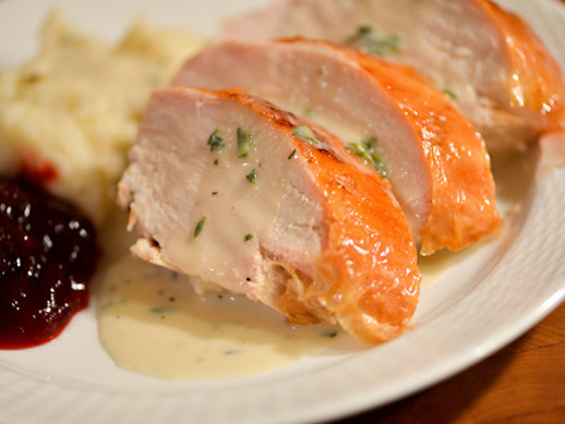 foodopia:

Rich and Creamy Turkey Gravy with Herbs
