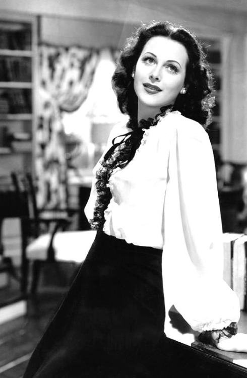 elizabethrosemondtaylors:

Hedy Lamarr in a publicity photo for “The Heavenly Body” (1944)
