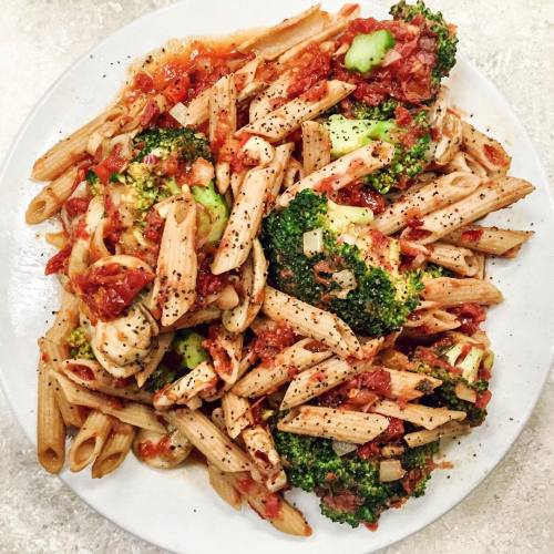 championsaremade:

Making the best of dining hall food: penne, black pepper, broccoli, mushrooms, sundried tomatoes, marinara, red pepper, garlic powder, and great cafeteria lighting 😜🍝🌳
