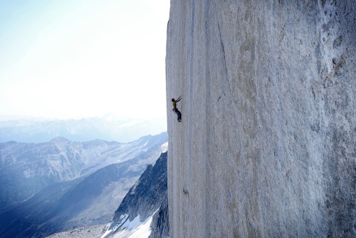 climberclimbing:

“Will Stanhope on splitter finger-crack pitch of the Tom Egan Memorial Route, freed at 5.14”. 

Photo from Ines Papert.

Found on Rockandice.com
