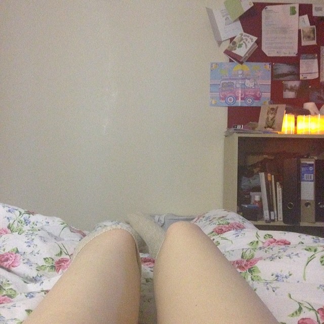 #pale #white #girl #bed #legs #floral #cute #skin #bedroom #uni