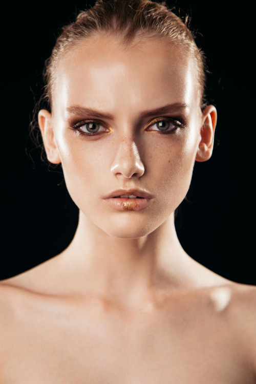 symmetricalfaces:

WOMEN | Darya Dogusheva @Avant Models by...