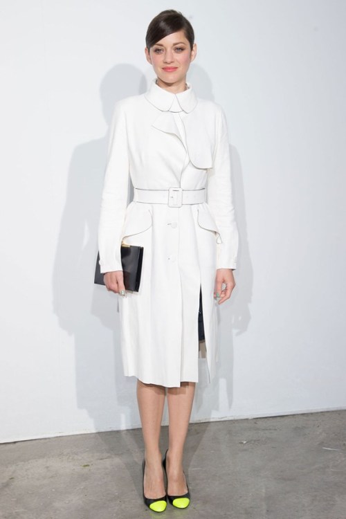 thehighstreetfashiondiary:

For the Dior Cruise show in Monaco, Marion Cotillard turned to a white trench coat from Dior, and a pair of funky fluroescent heels.